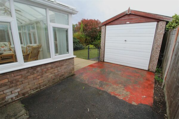 Kempton Park Road, Aintree Village