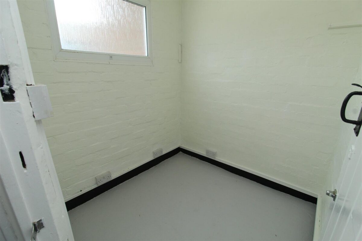 Rossall Avenue, Aintree Village