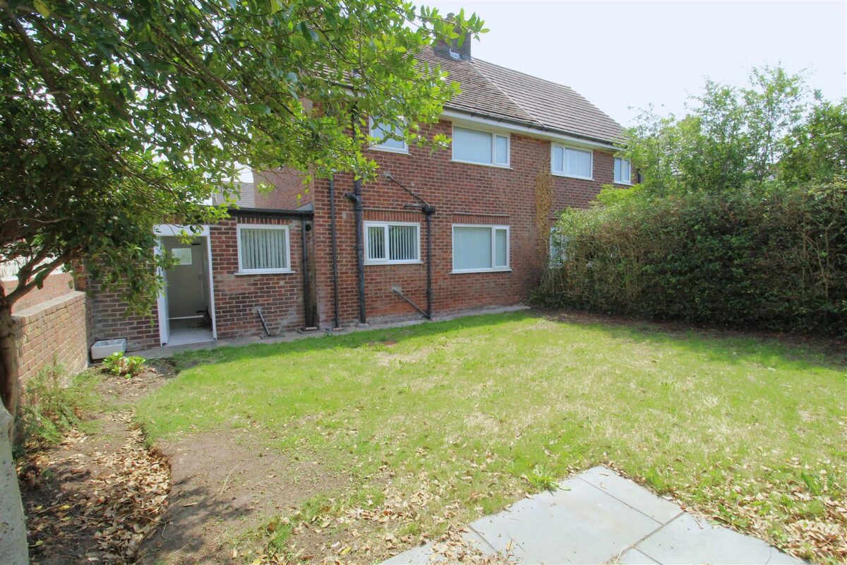 Rossall Avenue, Aintree Village