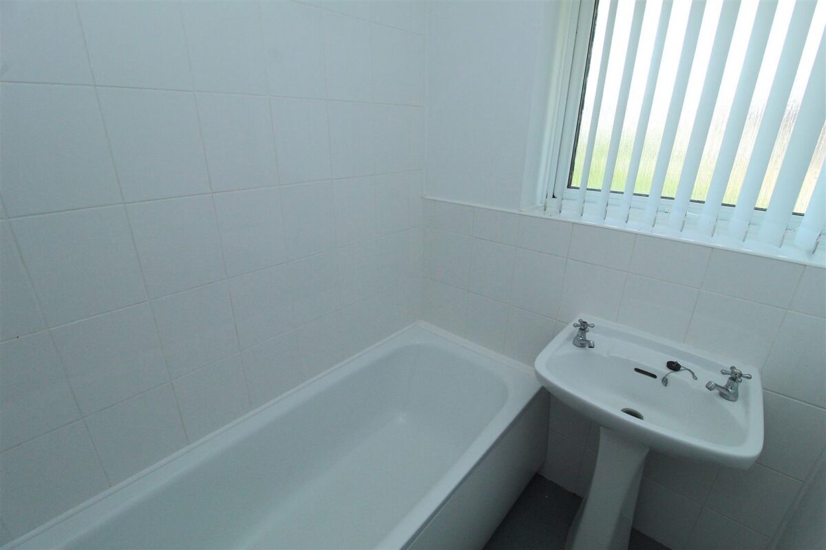 Rossall Avenue, Aintree Village