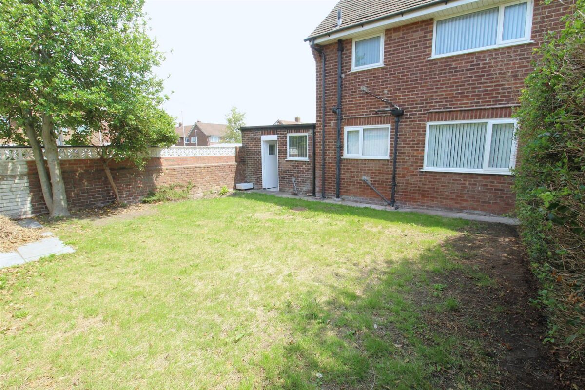 Rossall Avenue, Aintree Village