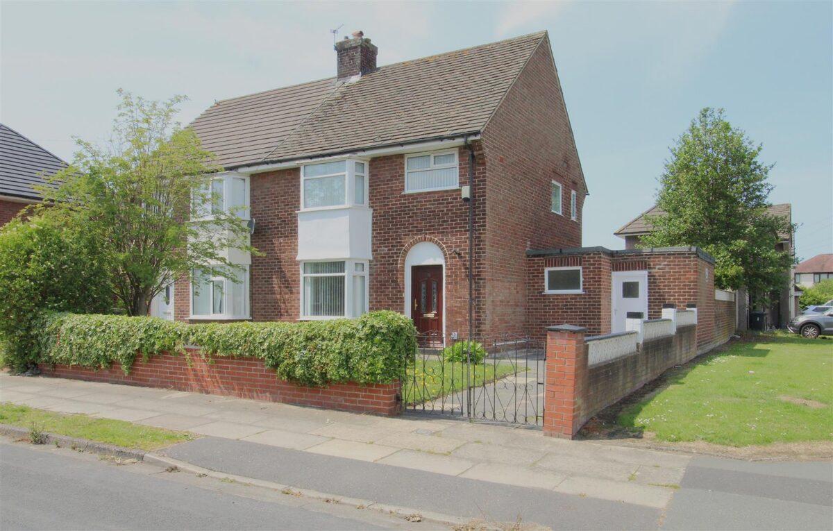 Rossall Avenue, Aintree Village