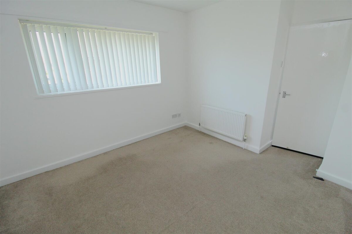 Rossall Avenue, Aintree Village