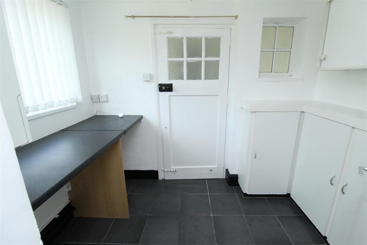 Rossall Avenue, Aintree Village