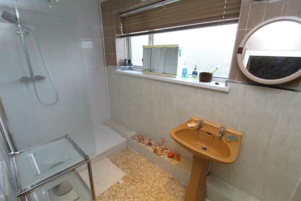 Epsom Close, Aintree Village