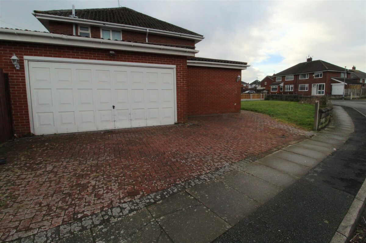 Haileybury Avenue, Aintree Village