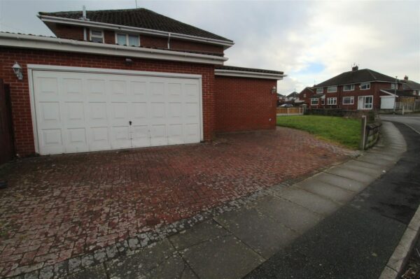 Haileybury Avenue, Aintree Village