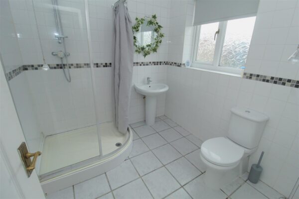 Haileybury Avenue, Aintree Village