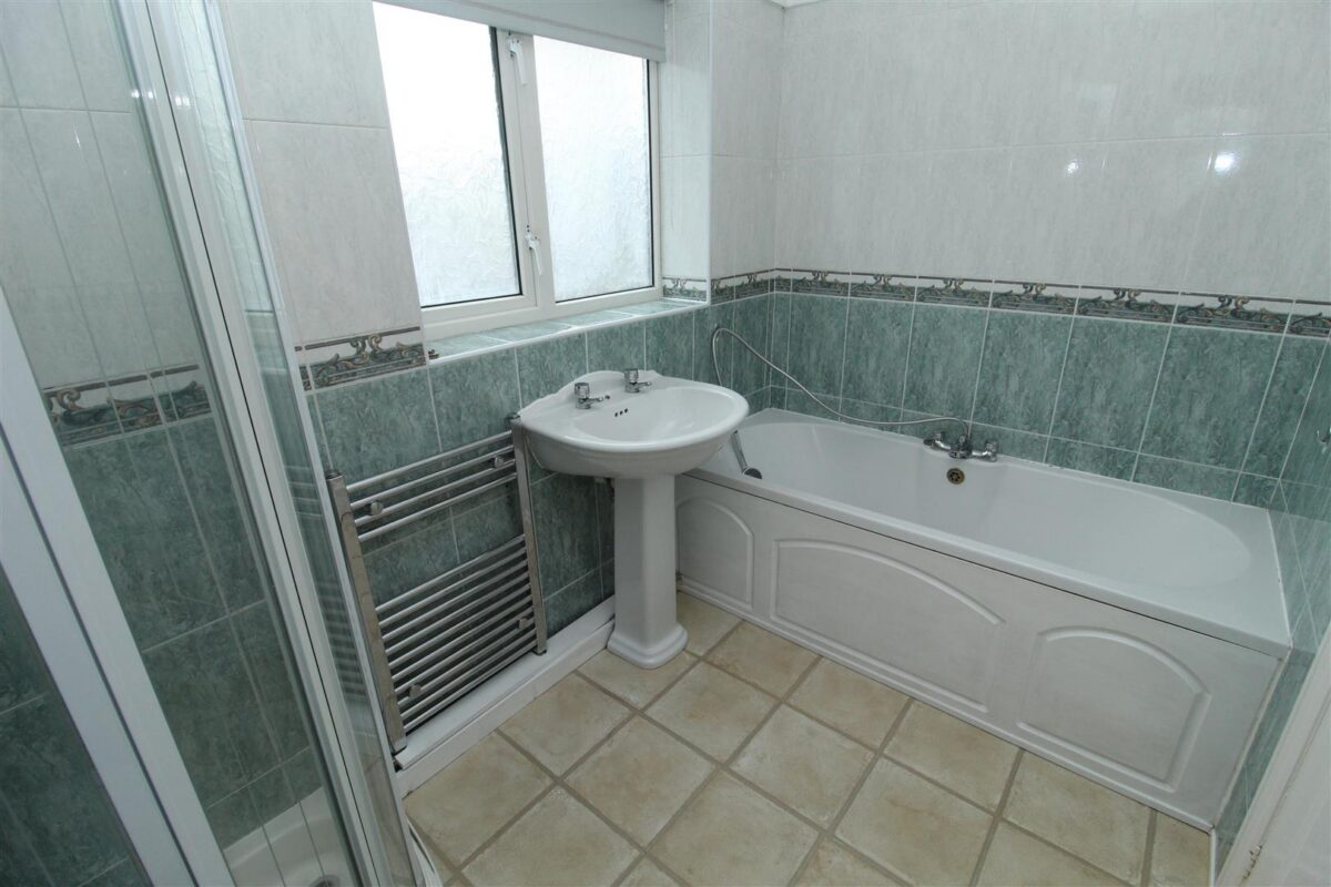 Haileybury Avenue, Aintree Village