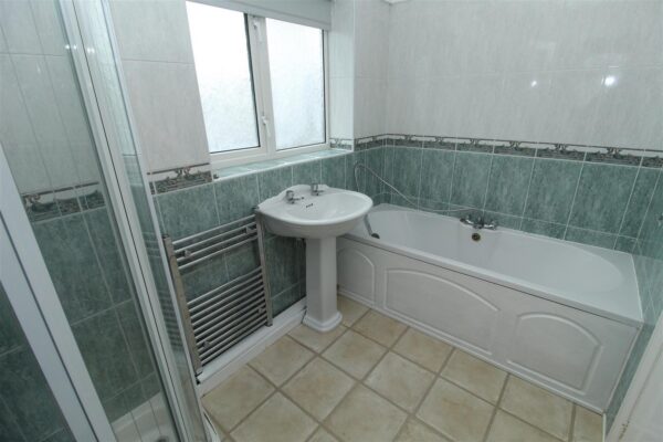 Haileybury Avenue, Aintree Village