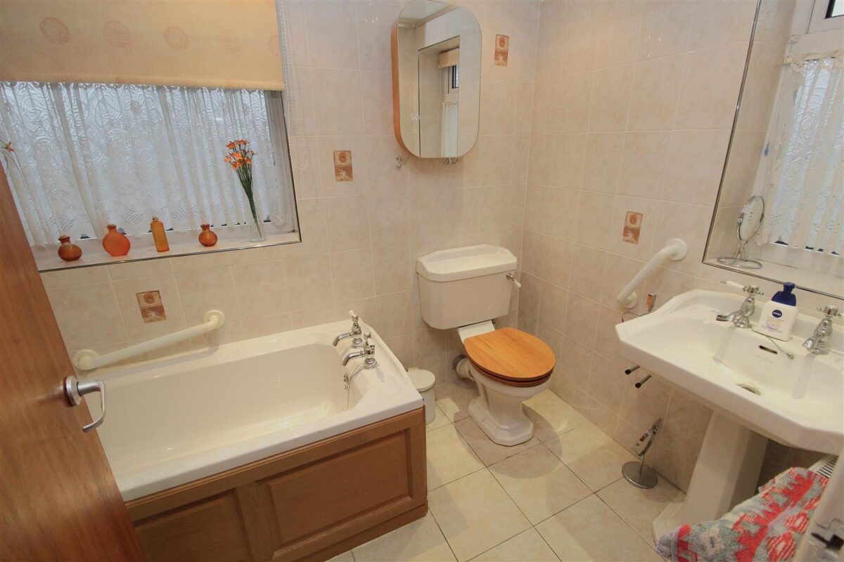 Rugby Drive, Aintree Village