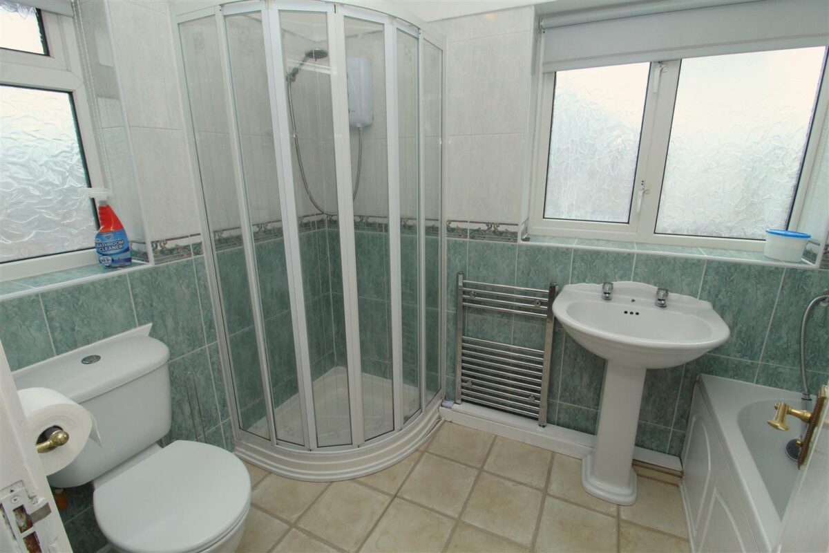 Haileybury Avenue, Aintree Village