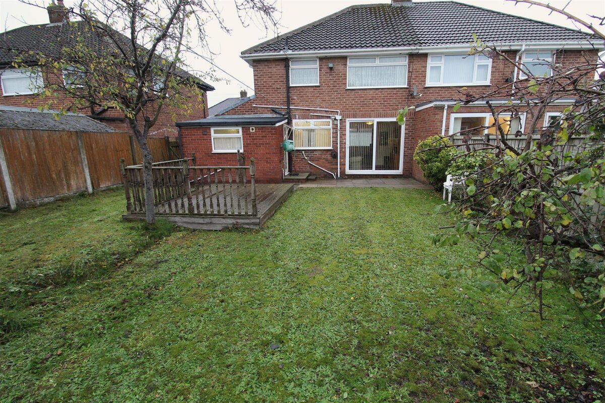 Rugby Drive, Aintree Village