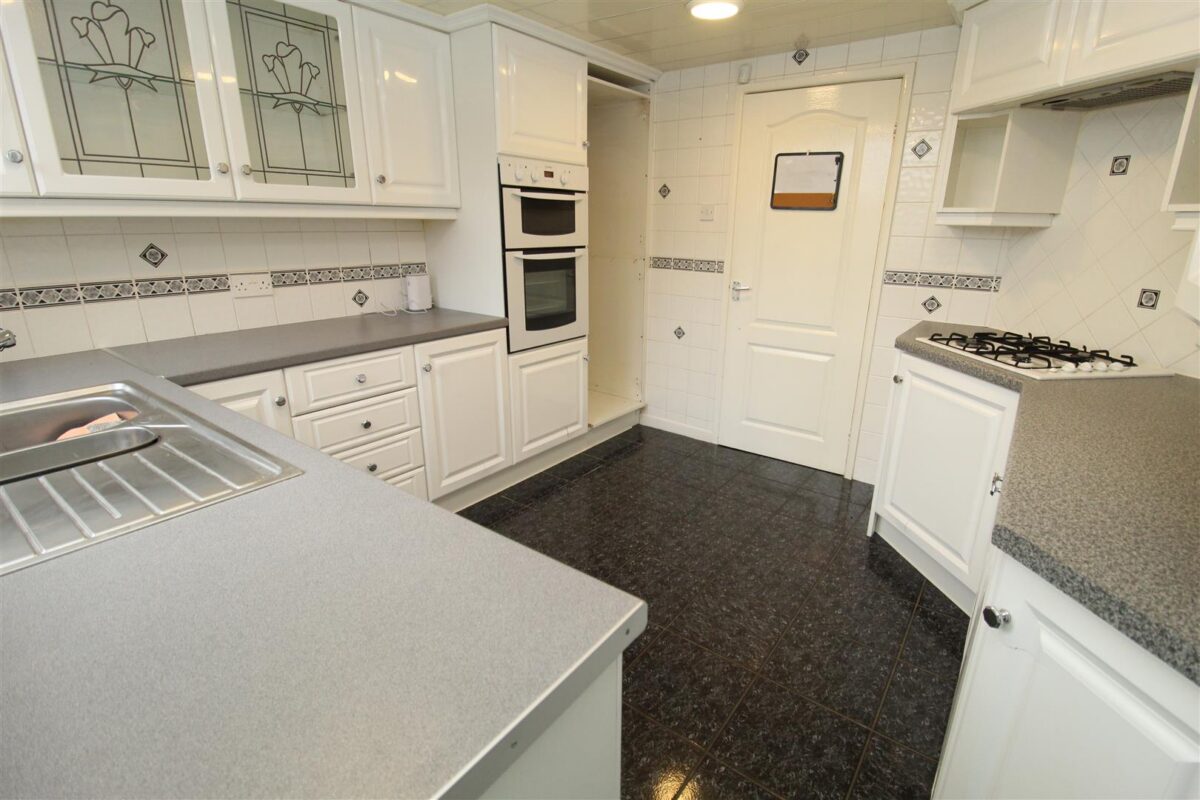 Haileybury Avenue, Aintree Village