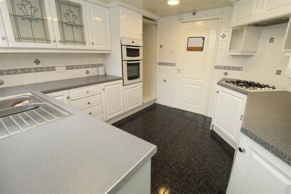 Haileybury Avenue, Aintree Village