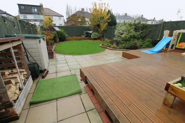 Aintree Lane, Aintree Village