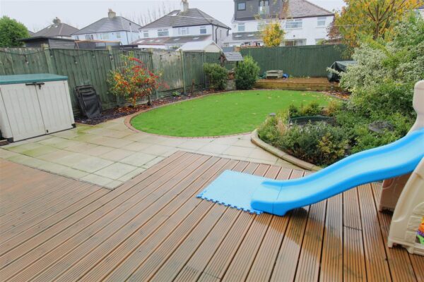 Aintree Lane, Aintree Village