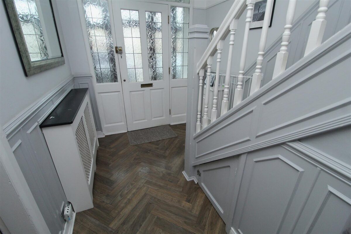 Aintree Lane, Aintree Village