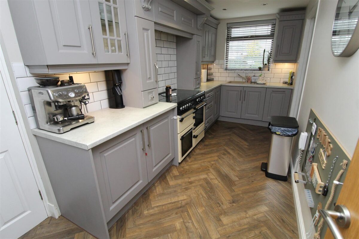 Aintree Lane, Aintree Village