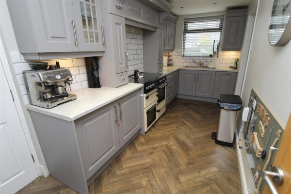 Aintree Lane, Aintree Village