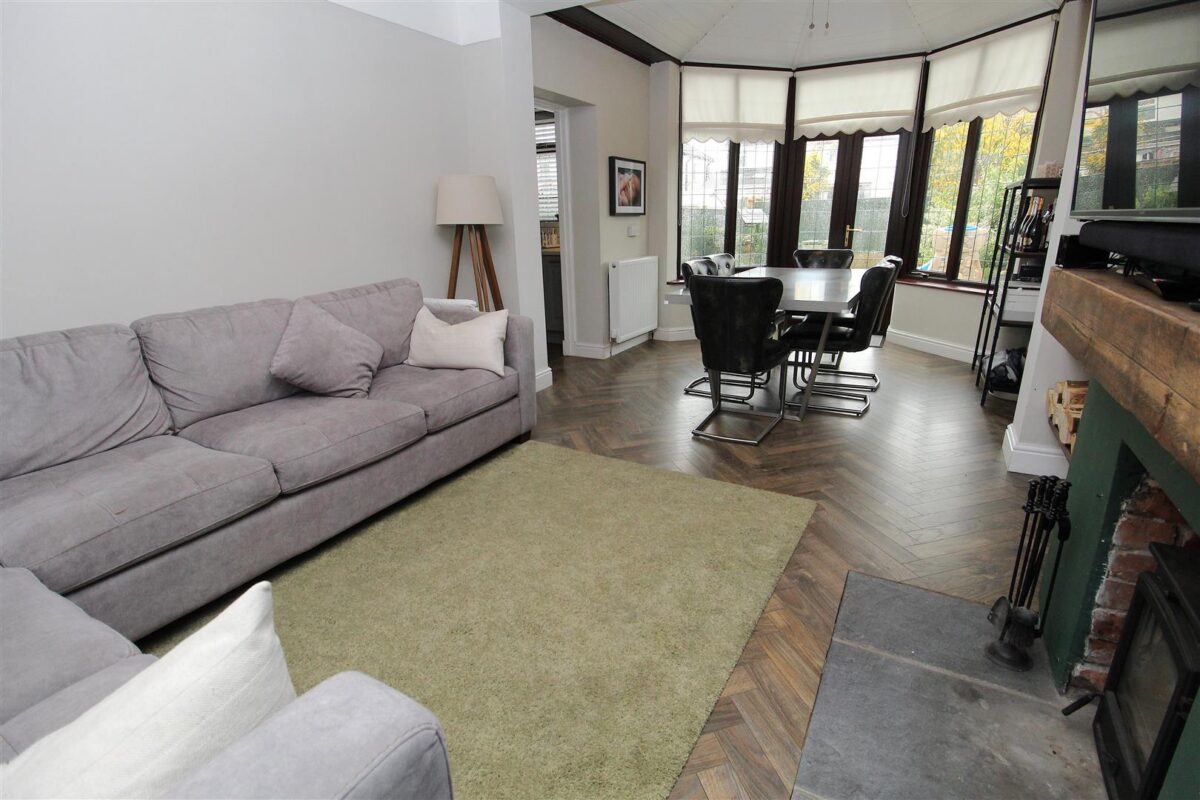 Aintree Lane, Aintree Village