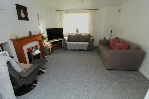 Bull Bridge Lane, Aintree Village