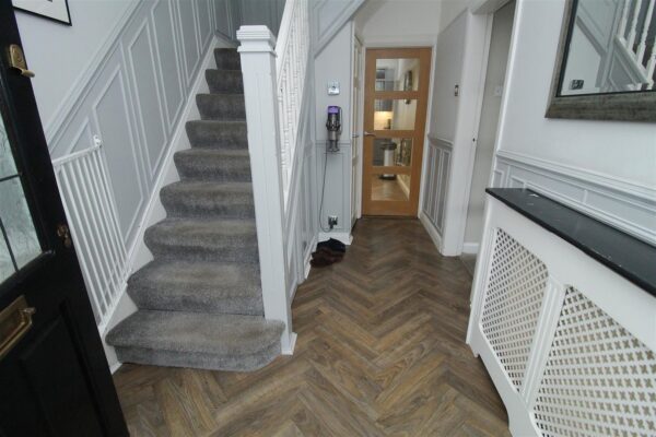 Aintree Lane, Aintree Village