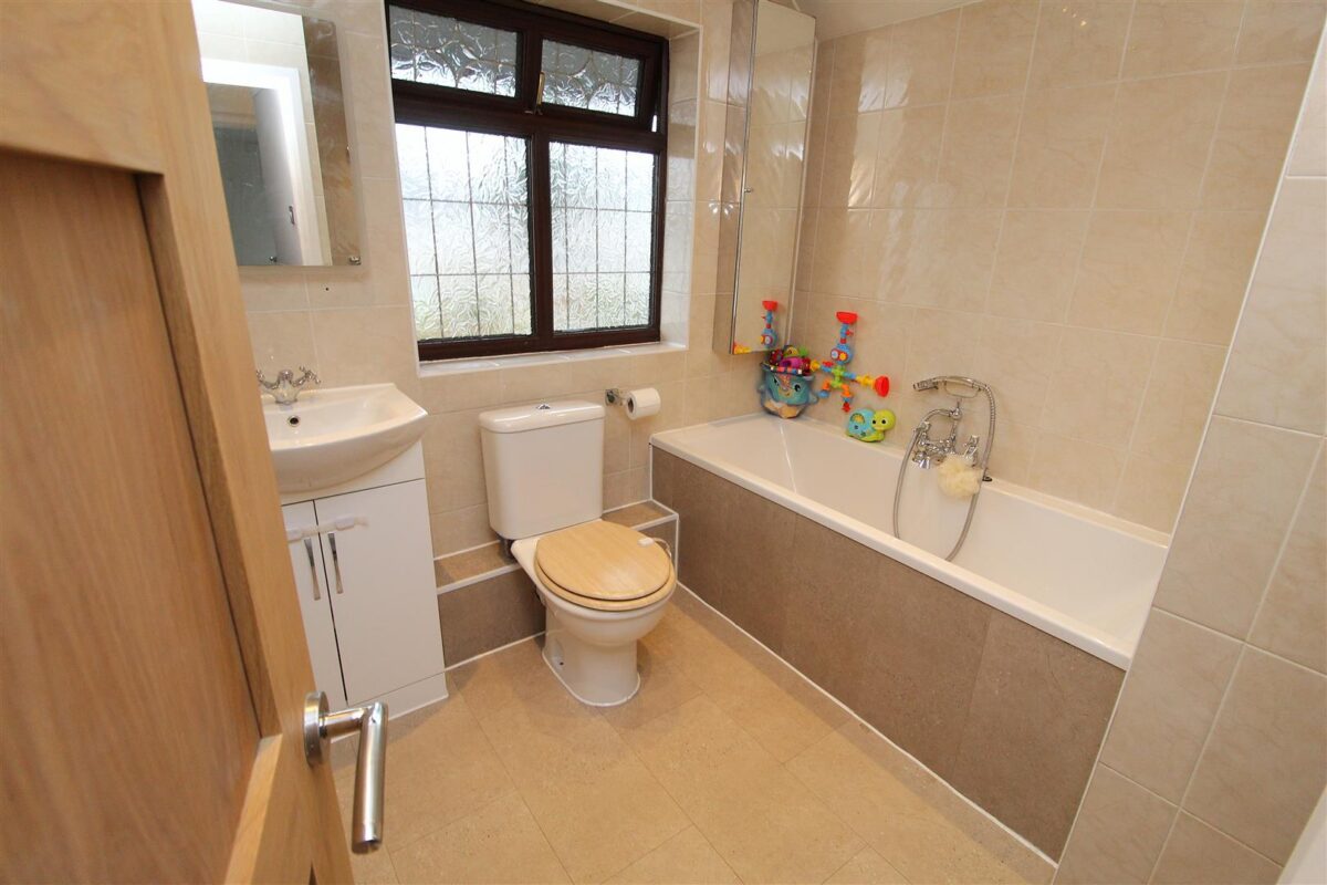 Aintree Lane, Aintree Village