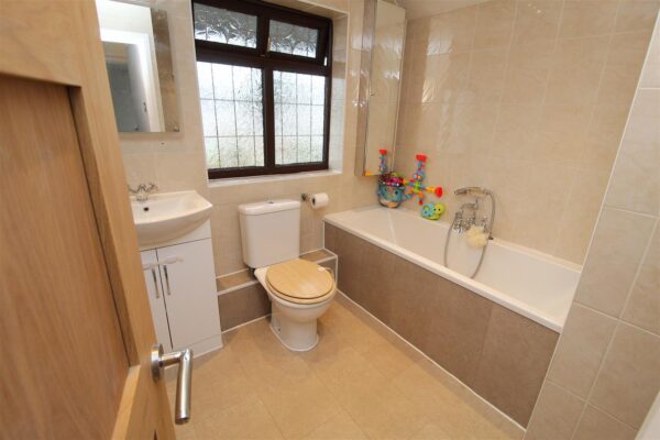 Aintree Lane, Aintree Village