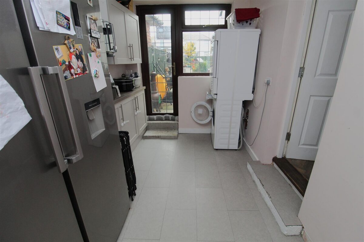 Aintree Lane, Aintree Village