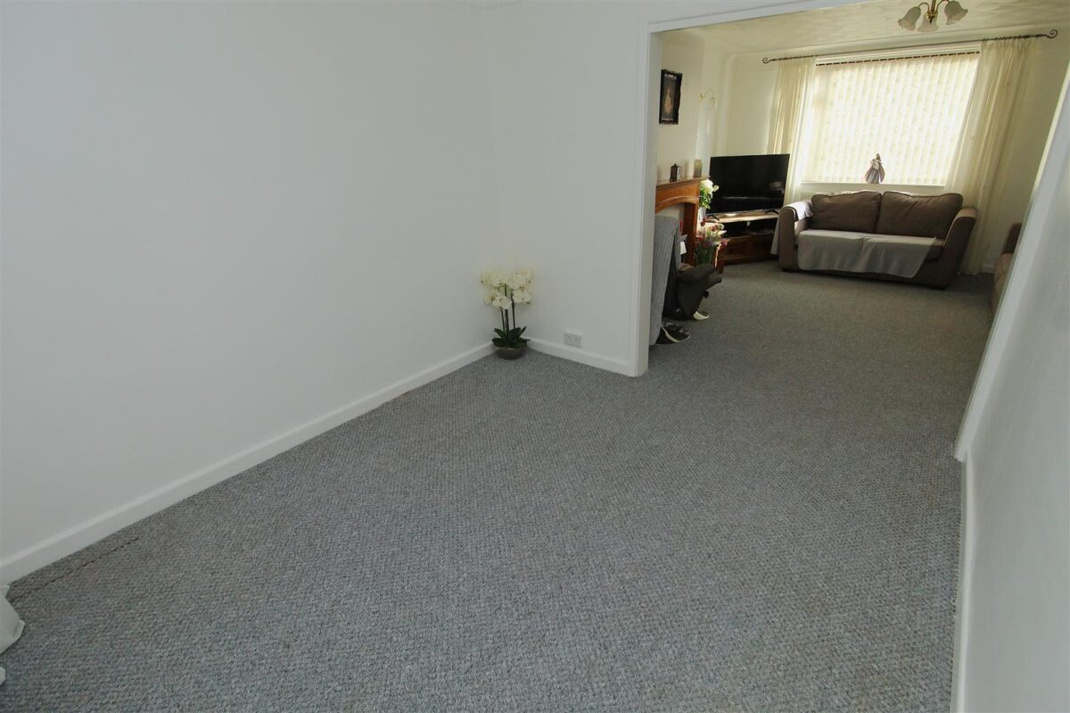 Bull Bridge Lane, Aintree Village