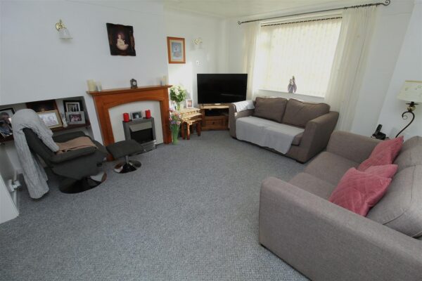 Bull Bridge Lane, Aintree Village