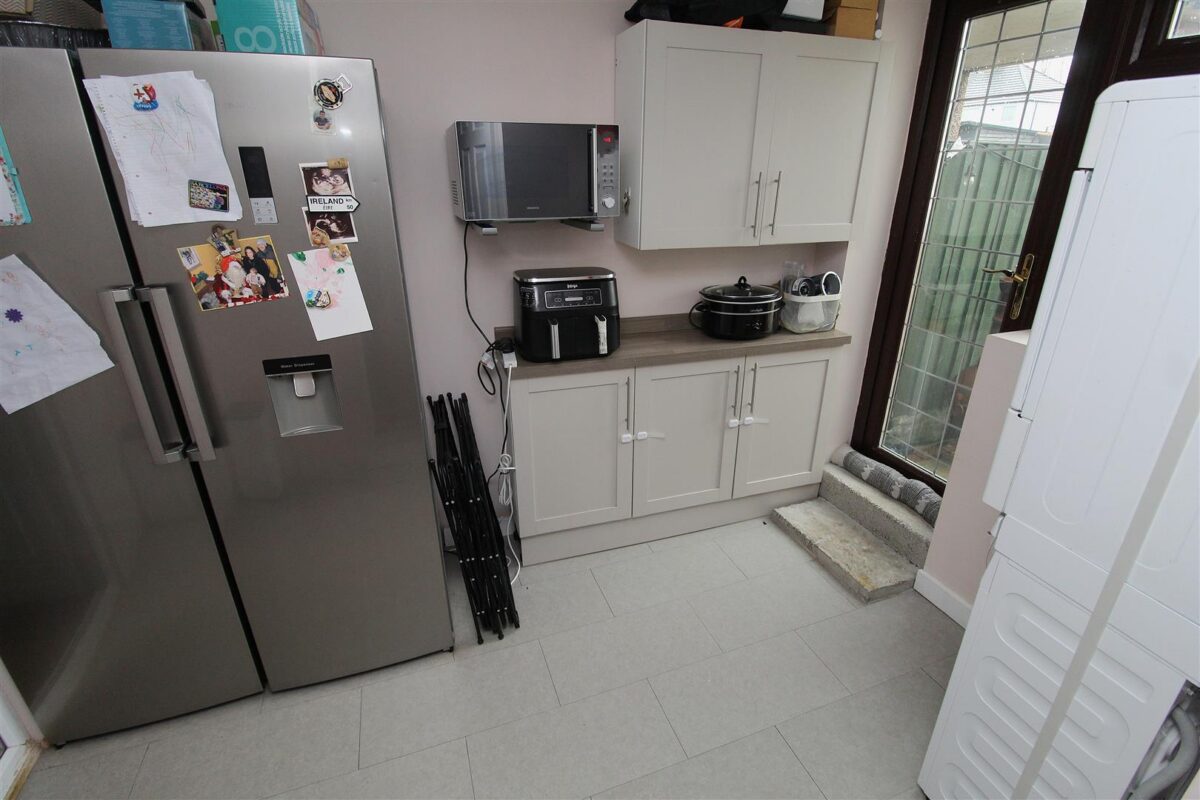 Aintree Lane, Aintree Village