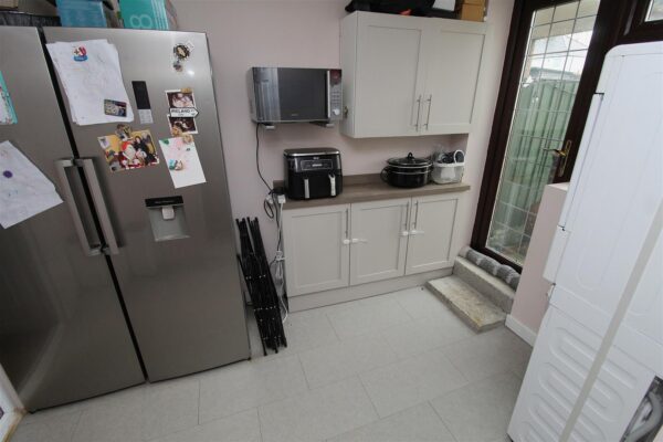 Aintree Lane, Aintree Village