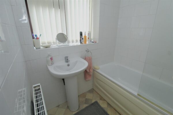 Bull Bridge Lane, Aintree Village