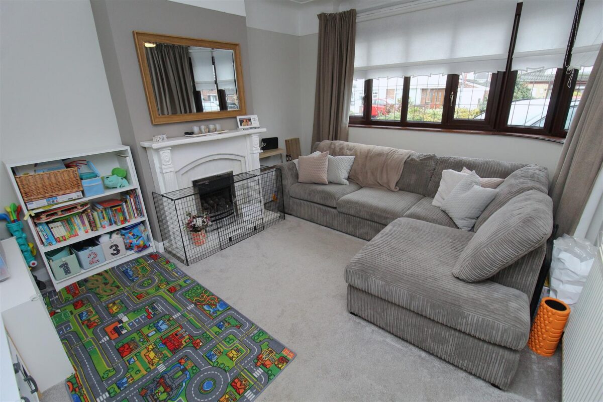 Aintree Lane, Aintree Village