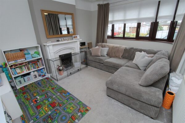 Aintree Lane, Aintree Village