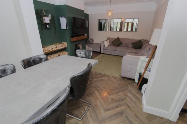 Aintree Lane, Aintree Village