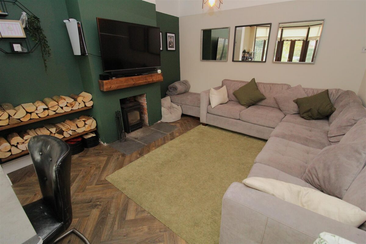 Aintree Lane, Aintree Village