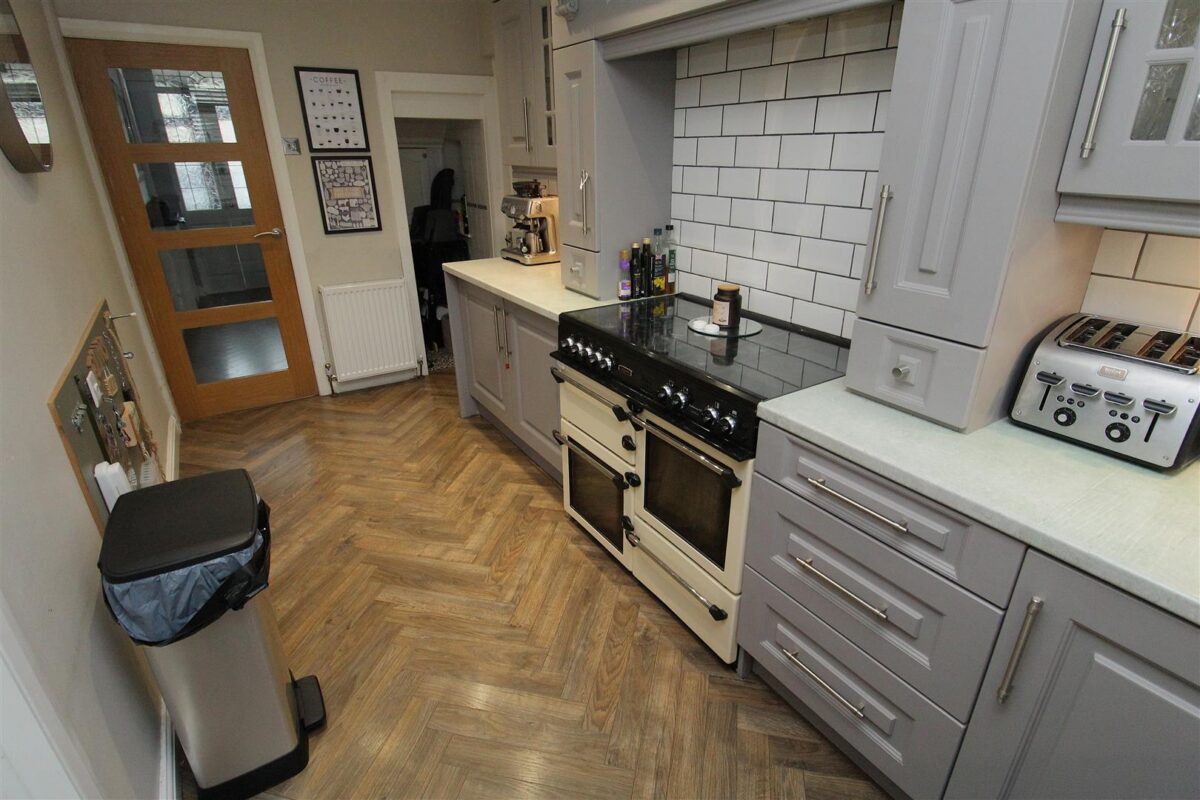 Aintree Lane, Aintree Village