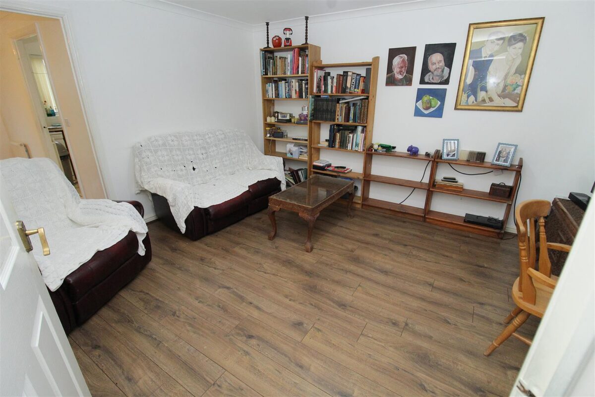 Meadowbarn Close, Southdene