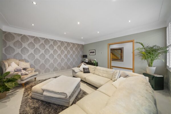 Bull Bridge Lane, Aintree Village