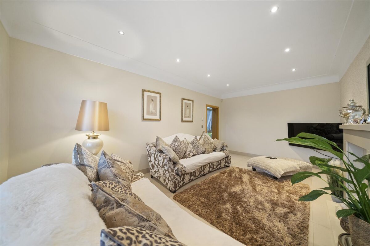 Bull Bridge Lane, Aintree Village