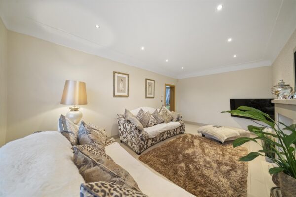 Bull Bridge Lane, Aintree Village