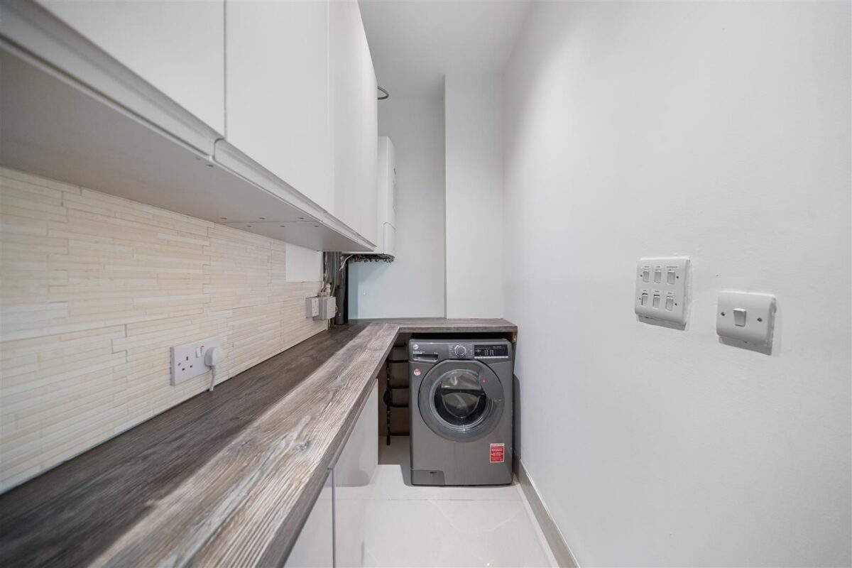 Bull Bridge Lane, Aintree Village