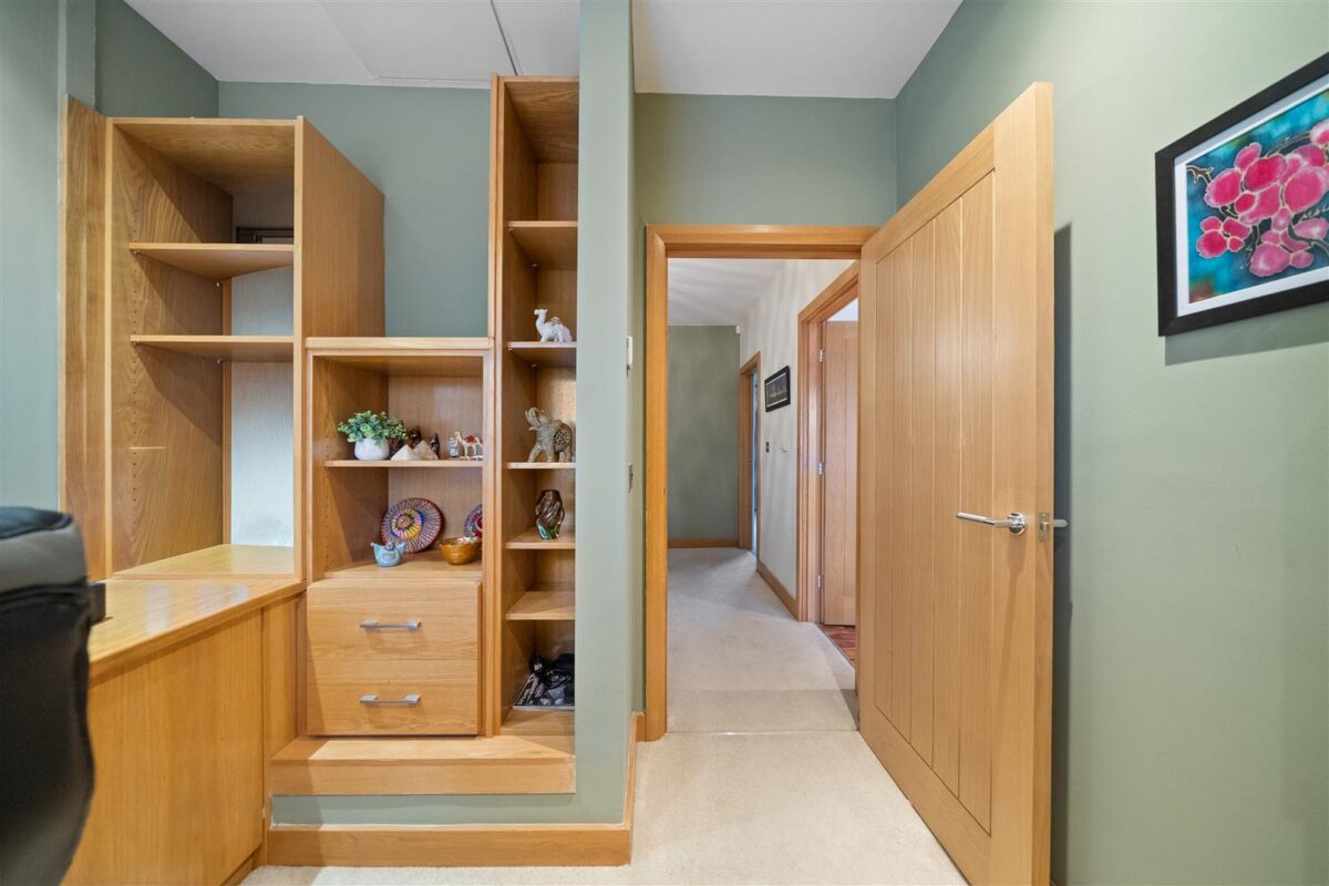 Bull Bridge Lane, Aintree Village