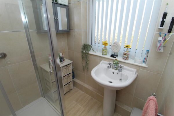 Shrewsbury Avenue, Aintree Village