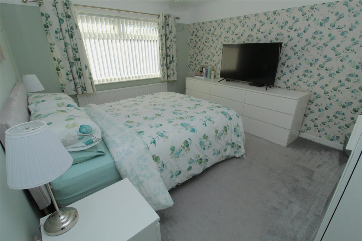 Shrewsbury Avenue, Aintree Village