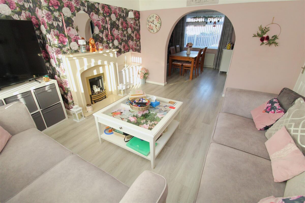 Shrewsbury Avenue, Aintree Village