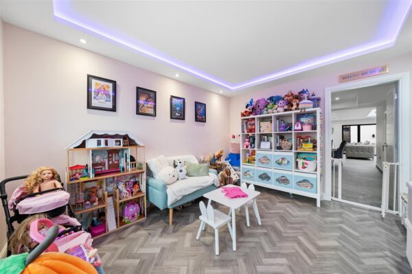 Felsted Drive, Aintree Village